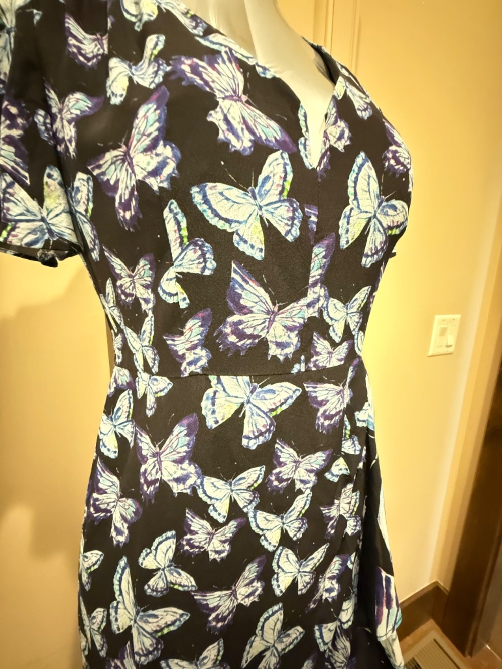 NANETTE LEPORE SILK DRESS. BEAUTIFUL BUTTERFLY PATTERN ON BLACK. SIZE 4 - Picture 2 of 12